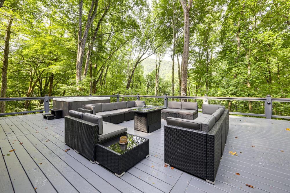 Luxe Smoky Mountains Cabin with Hot Tub and Views!